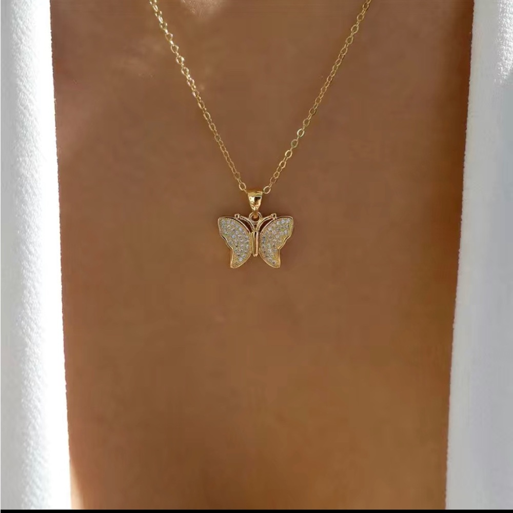❗️🆕❗️NWOT Shiny Butterfly Necklace For Women Exquisite Clavicle.